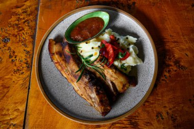 Patates püresi ve soslu domuz kaburgası.