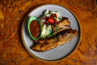 Patates püresi ve soslu domuz kaburgası.