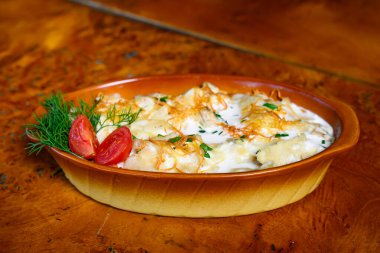 Mlinci, Sırp ve Hırvat mutfağında bir yemektir. Kaynamış tuzlu su ya da mlinci üzerine çorba dökerek hazırlanan ince kurutulmuş bir ekmek..