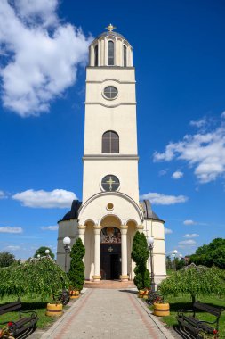 St. Ortodoks Kilisesi Sırbistan 'ın Sirig kentinde Ostrog Fesleğeni.
