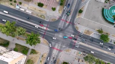 Novi Sad, Sırbistan - Haziran 236, 2025: Novi Sad 'ın merkezindeki Kavşak bir insansız hava aracından çekildi. Novi Sad 'da Bulevar Osloboenja ve Narodnog Fronta kavşağı