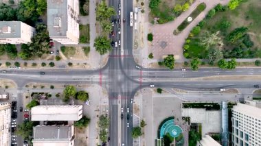 Novi Sad, Sırbistan - Haziran 236, 2025: Novi Sad 'ın merkezindeki Kavşak bir insansız hava aracından çekildi. Novi Sad 'da Bulevar Osloboenja ve Narodnog Fronta kavşağı