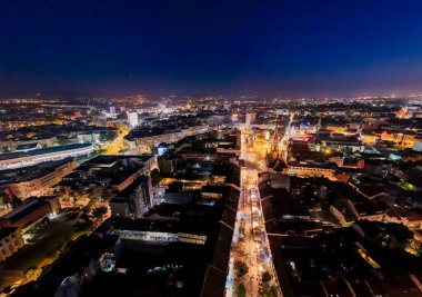 Novi Sad, Sırbistan - 26 Haziran 2025: Geceleri Novi Sad 'ın merkezinin havadan görünüşü.