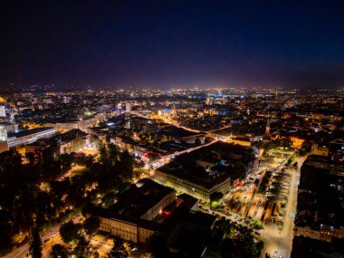 Novi Sad, Sırbistan - 26 Haziran 2025: Geceleri Novi Sad 'ın merkezinin havadan görünüşü.