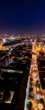 Novi Sad, Sırbistan - 26 Haziran 2025: Geceleri Novi Sad 'ın merkezinin havadan görünüşü.