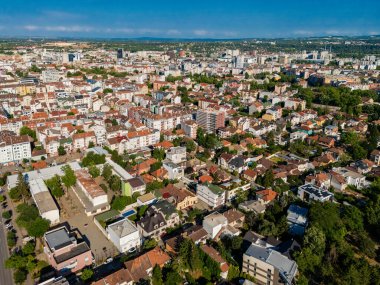 Novi Sad, Sırbistan - 27 Haziran 2025: Rotkvaria ve Grbavica 'nın Novi Sad' daki yerleşimlerinin havadan görüşü