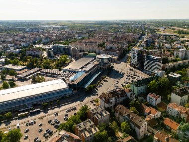 Novi Sad, Sırbistan - 27 Haziran 2025: Novi Sad 'daki Sajmiste yerleşimlerinin havadan görünüşü ve adil yapı