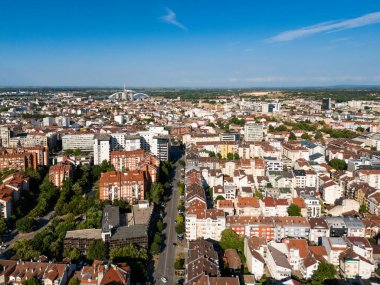 Novi Sad, Sırbistan - 27 Haziran 2025: Rotkvaria ve Grbavica 'nın Novi Sad' daki yerleşimlerinin havadan görüşü