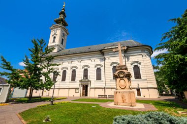 Novi Sad, Sırbistan - 20 Temmuz 2025: Kutsal Büyük Şehit George Ortodoks Katedrali (Sırpça: Saborni hram Svetog velikomuenika Georgija). Kilise 1905 'te 1734' ün harabelerinde tamamlandı..