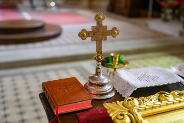 Novi Sad, Sırbistan - 20 Temmuz 2025: Hıristiyan vaftiz için bir rahibin aksesuarları. 