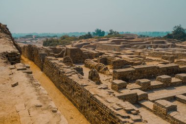 Mavi gökyüzünün arka planında antik Mohenjo Daro Indus Uygarlığının kalıntıları görülüyor.