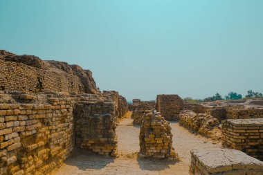 Mavi gökyüzünün arka planında antik Mohenjo Daro Indus Uygarlığının kalıntıları görülüyor.