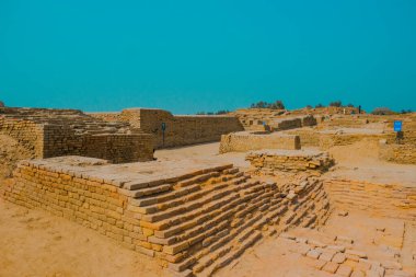 Mavi gökyüzünün arka planında antik Mohenjo Daro Indus Uygarlığının kalıntıları görülüyor.