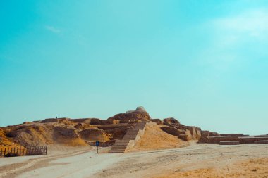 Mavi gökyüzünün arka planında antik Mohenjo Daro Indus Uygarlığının kalıntıları görülüyor.
