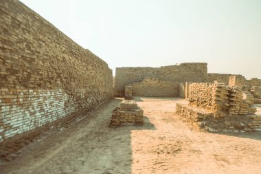 Mavi gökyüzünün arka planında antik Mohenjo Daro Indus Uygarlığının kalıntıları görülüyor.