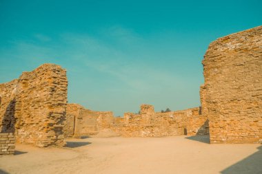 Mavi gökyüzünün arka planında antik Mohenjo Daro Indus Uygarlığının kalıntıları görülüyor.