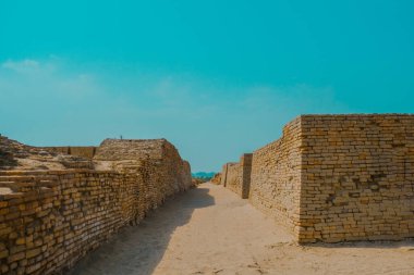 Mavi gökyüzünün arka planında antik Mohenjo Daro Indus Uygarlığının kalıntıları görülüyor.