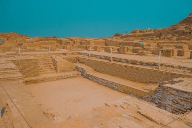 Mavi gökyüzünün arka planında antik Mohenjo Daro Indus Uygarlığının kalıntıları görülüyor.