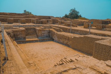 Mavi gökyüzünün arka planında antik Mohenjo Daro Indus Uygarlığının kalıntıları görülüyor.