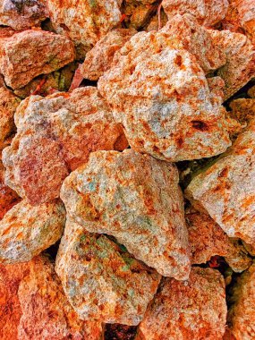 Turuncu kireç taşı yığını