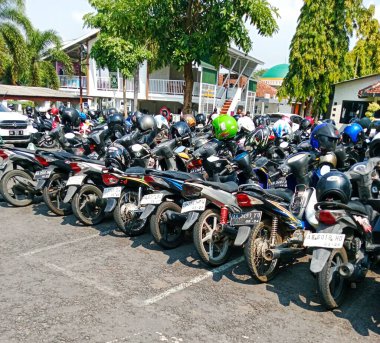 Endonezya 'nın Yogyakarta bölgesindeki bir hastane otoparkında 5-07-2024. 