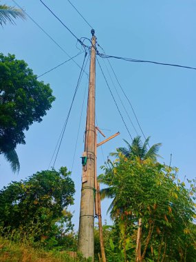 Kırsal bölgelerdeki elektrik direğinin fotoğrafı