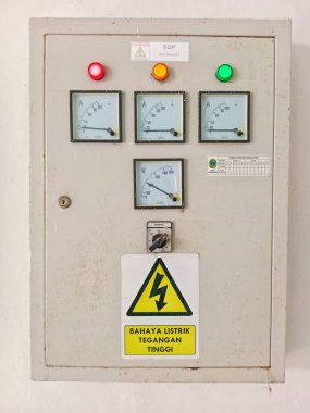 bir binanın kutu paneli elektrik parametreleri