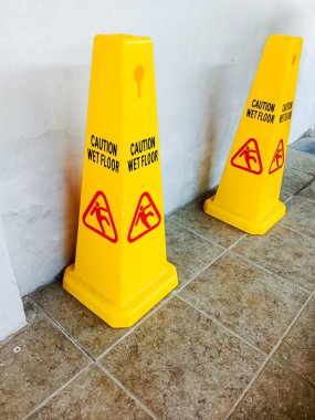 Islak zemin koni işareti fotoğrafı