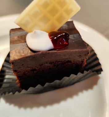 Çilek reçelli çikolatalı kek, beyaz süt kreması ve waffle.