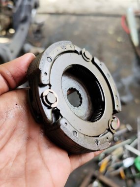 El ele tutuşan motosiklet debriyajı