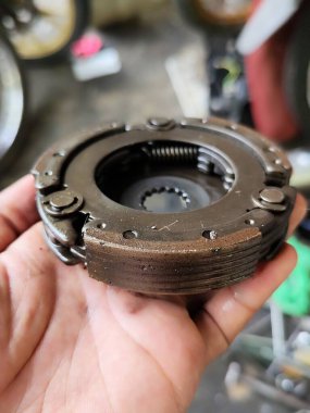 El ele tutuşan motosiklet debriyajı