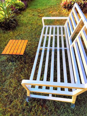 Bahçe sandalyeleri öğleden sonra güneşiyle vurgulanır.