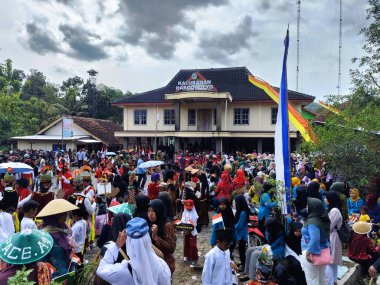 Bir köyde kültür festivalini kutlayan kalabalık.