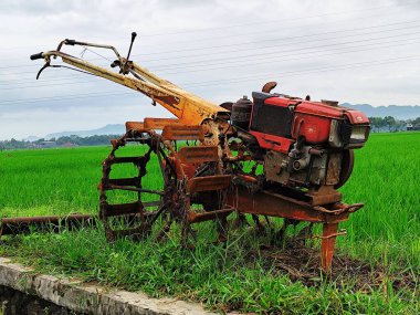 Pirinç tarlası traktörü pirinç tarlasının kenarına park edilmiş.