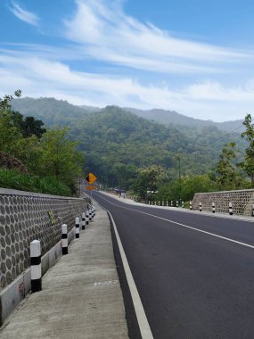 Tepe aşağı yollarda heyelan tehlikesi işaretleri
