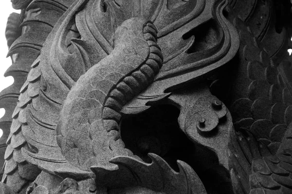中国の伝統的な宗教工芸龍のパターンの石の彫刻を閉じる — ストック写真
