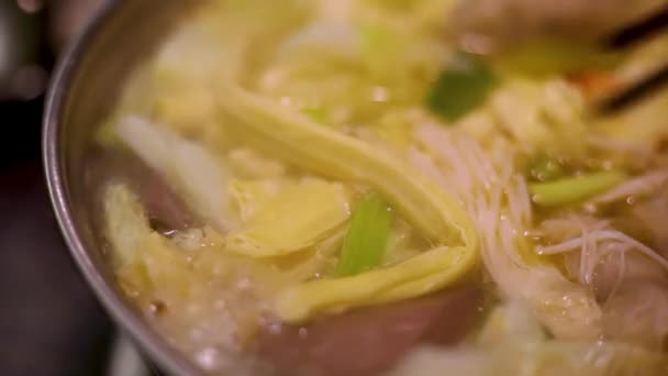 暑い台湾の砂茶鍋のクローズアップ — ストック動画