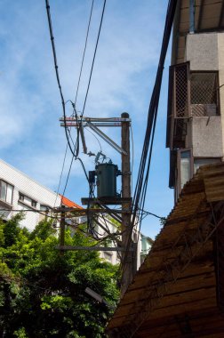 Binaların yanındaki sokakta tehlikeli yüksek voltajlı elektrik kutuları var.