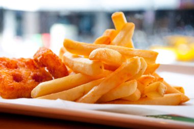 Yakın plan altın çıtır Amerikan patates kızartması.