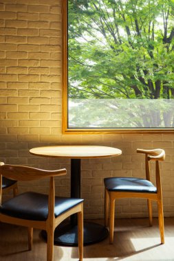 Öğleden sonra güneş ışığı pencerenin yanındaki sehpaya düşer.