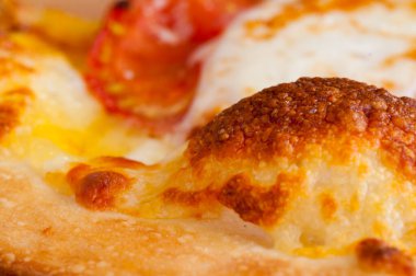 Yakın plan çıtır İtalyan pizzası.