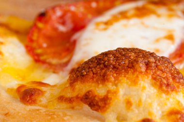 Yakın plan çıtır İtalyan pizzası.