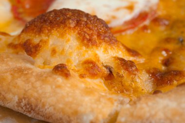 Yakın plan çıtır İtalyan pizzası.