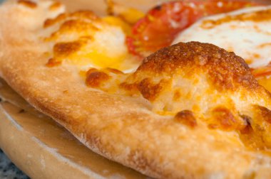 Yakın plan çıtır İtalyan pizzası.