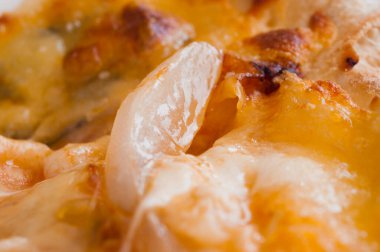 Yakın plan çıtır İtalyan pizzası.