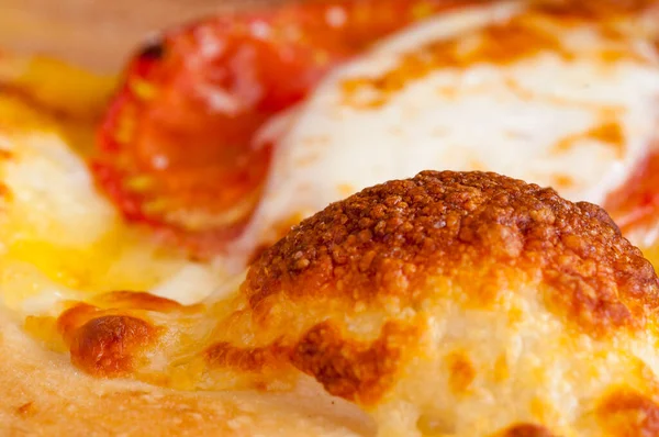 Yakın plan çıtır İtalyan pizzası.