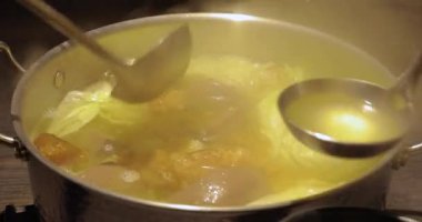 Kapalı masa tarzı sıcak çay demliği.
