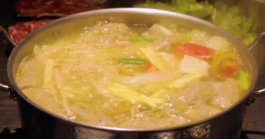 Kapalı masa tarzı sıcak çay demliği.