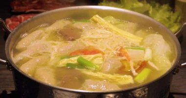 Kapalı masa tarzı sıcak çay demliği.