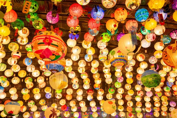 (Metin: Şans, Mutlu Yıllar) Çin geleneksel Fener Festivali, Tayvan Fener Festivali 'nde renkli fenerler